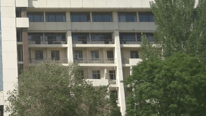 包头一公职人员吸毒被抓两次仍正常上班,你认为是否应该开除公职?