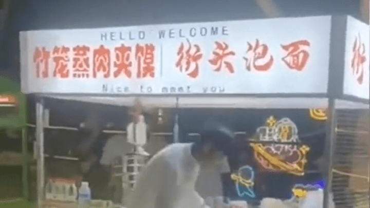 小伙被嘲笑买不起泡面一怒之下全包圆,你对此有什么看法?