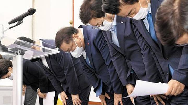 韩国执政党国民力量党宣布领导层决定集体辞职,你怎么看?