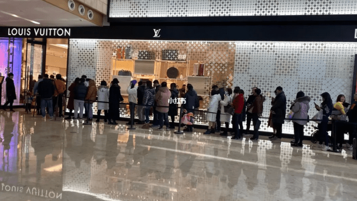 怎么看购买奢侈品的行为？