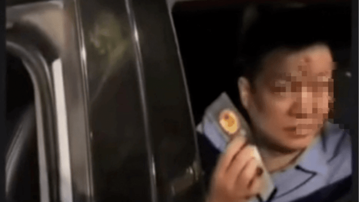 男子掏警官证让查酒驾交警放行，你怎么看？