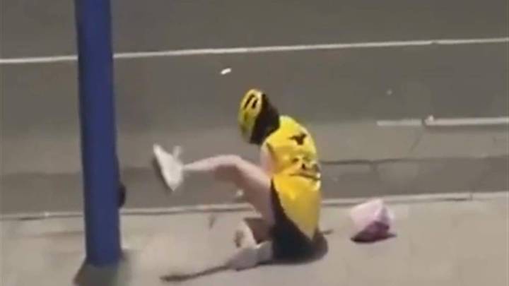 女骑手深夜送餐车辆被盗后大哭是蓄意编造摆拍，你怎么看？